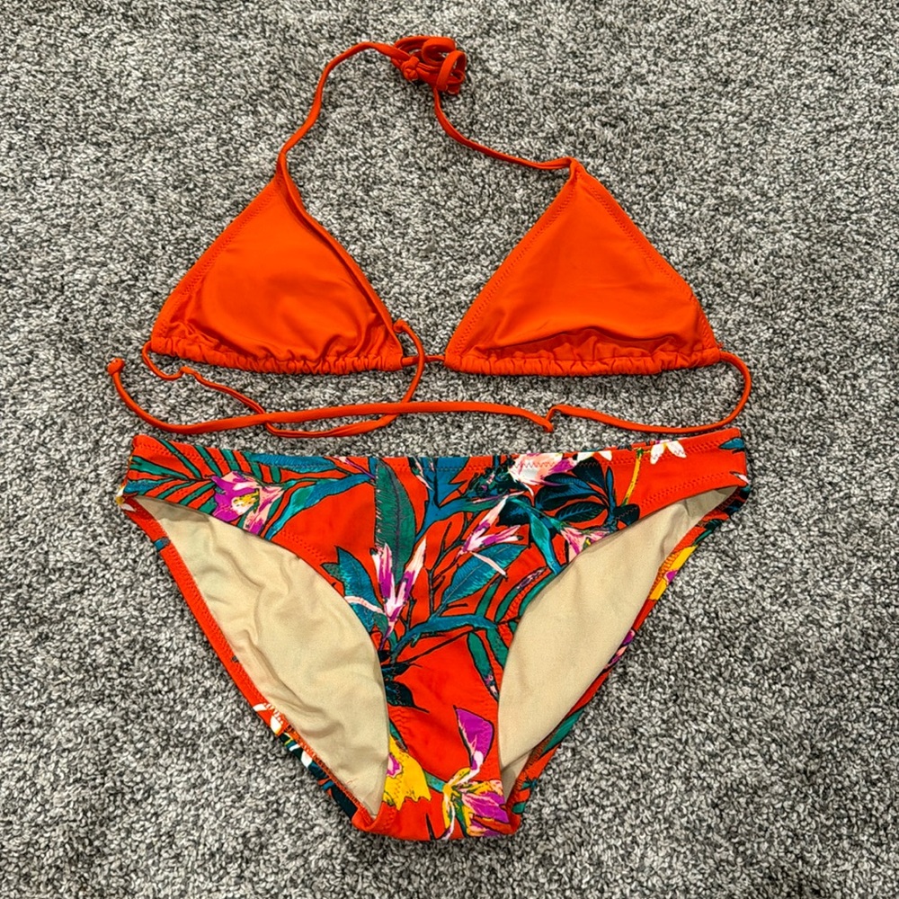 Women’s string bikini top and bottoms.  Top S and bottoms M